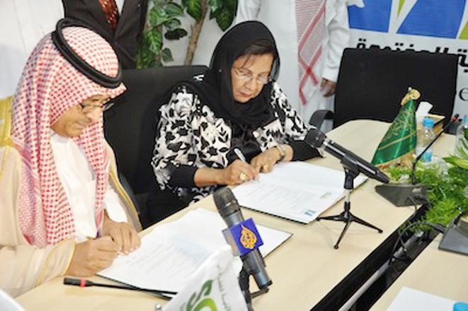 د موضي الحمود ودعبدالعزيز الشريمي يوقعان الاتفاقية﻿