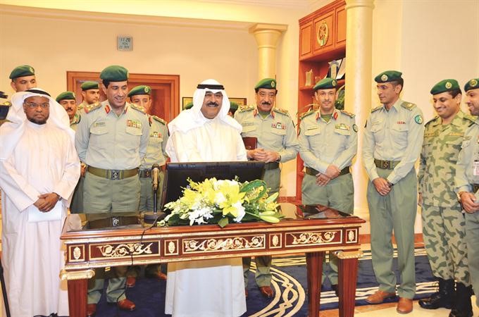الشيخ مشعل الاحمد والفريق ناصر الدعي وعدد من قادة منتسبي الحرس الوطني خلال تدشين المشروع﻿
