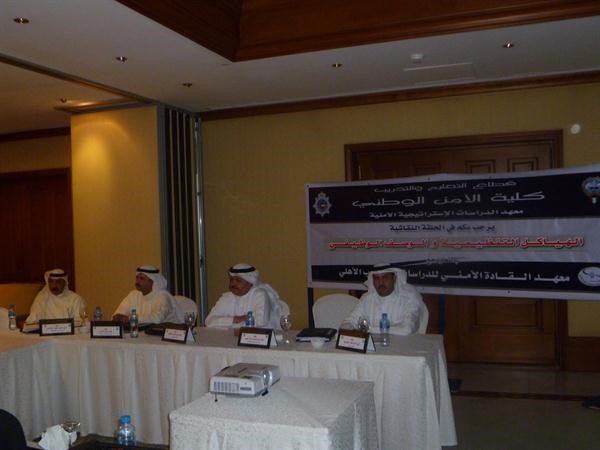 المشاركون في الحلقة النقاشية﻿