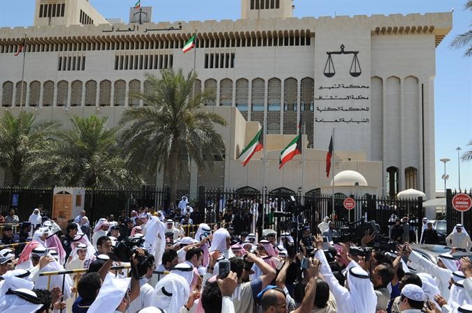 مؤيدو مسلم البراك امام المحكمة امس﻿