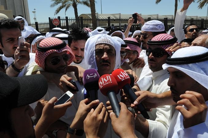 النائب السابق مسلم البراك متحدثا لوسائل الاعلام﻿