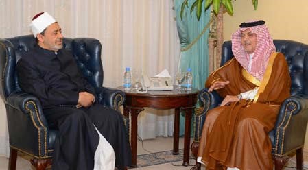 وزير الخارجية السعودي الامير سعود الفيصل مستقبلا شيخ الازهر في الرياض امس الاول افپ
