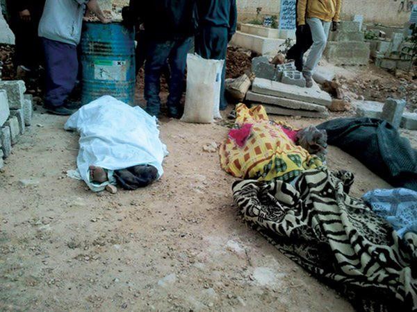  مواطنون يحضرون جثث ضحايا مجزرة جديدة الفضل للدفن امس شام