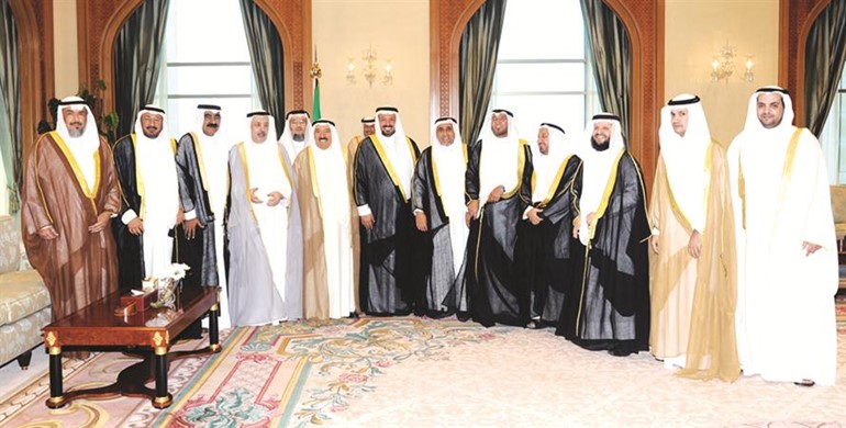 صاحب السمو الامير الشيخ صباح الاحمد مع فلاح بن جامع ودرشيد الحوري واعضاء مجلس ادارة مبرة العوازم ﻿
