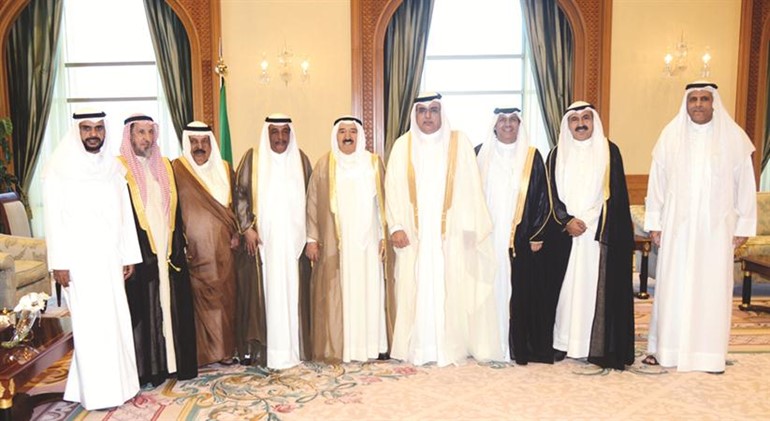 صاحب السمو الامير الشيخ صباح الاحمد مستقبلا خالد العدواني واعضاء مجلس مبرة العداوين﻿
