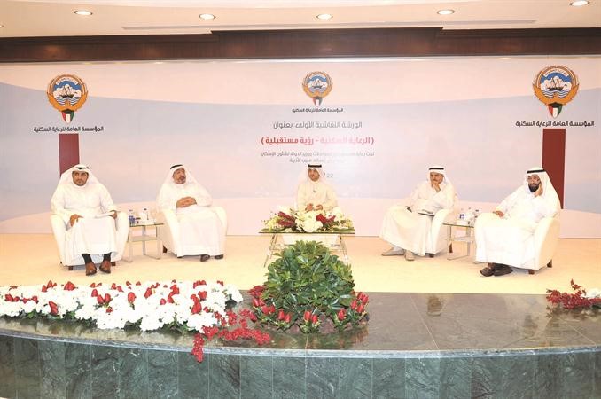 علي العمير وعدد من المشاركين في الحلقة النقاشية 	اسامة ابوعطية﻿