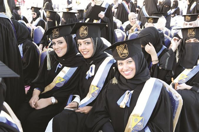 كوكبة من الخريجات﻿