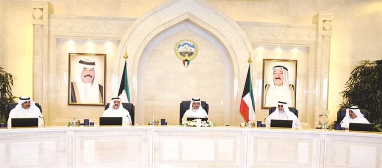 سمو الشيخ جابر المبارك مترئسا الاجتماع ويبدو الشيخ احمد الحمود والشيخ احمد الخالد والشيخ صباح الخالد ومصطفى الشمالي﻿