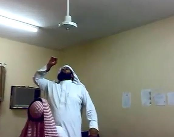 بالفيديو.. سعودي يوقف بيده  مروحة تعمل بسرعتها القصوى في حركة لافتة 
