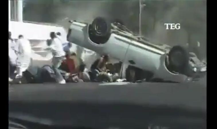 بالفيديو.. عندما يكون الركاب السبب في حادث مروع