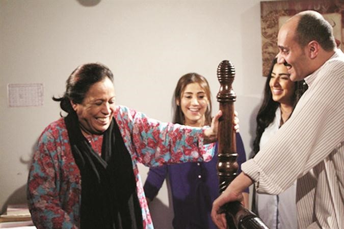 ام سوزان مع خالد البريكي وبثينة الرئيسي خلال تصوير احد مشاهد مسلسل البيت بيت ابونا