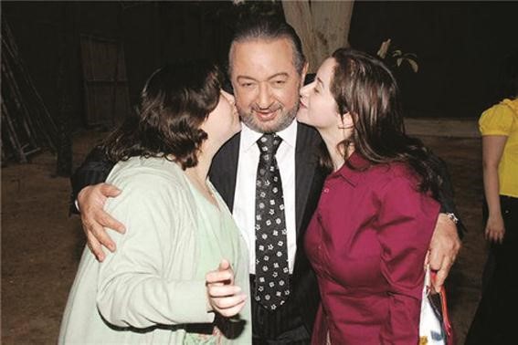 نور الشريف مع ابنتيه مي وسارة﻿