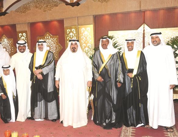 الشيخ احمد الخليفة والشيخ احمد المشعل وهادي بن سمير يباركون
