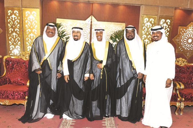 الشيخ علي الجابر يبارك للمعرس ووالده خليفة المطيري وعبدالعزيز المطيري وشقيقه ثامر المطيري