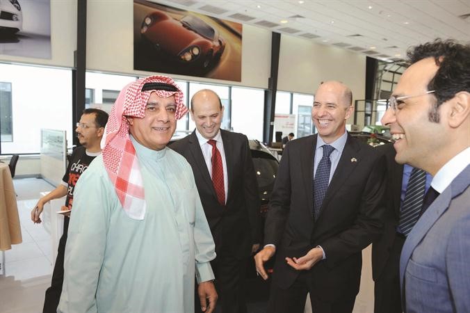 حديث باسم خلال الافتتاح مع السفير الايطالي