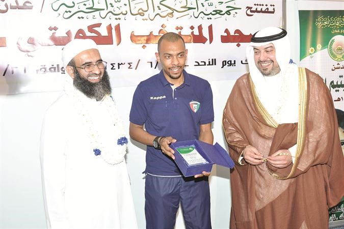 لاعب الازرق جراح العتيقي يتسلم هدية تذكارية ﻿
