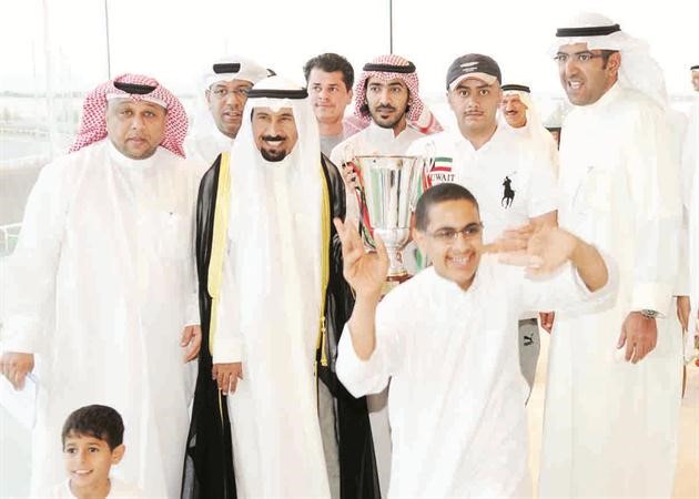الشيخ علي الجابر يسلم كاس سمو رئيس مجلس الوزراء لاسطبل الابرق ﻿