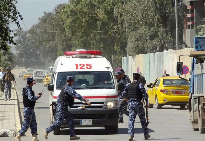 جنود عراقيون يفسحون الطريق امام سيارة اسعاف تقل جرحى اثر اقتحامقوات الامن ساحة الاعتصام بالحويجة امس افپ 