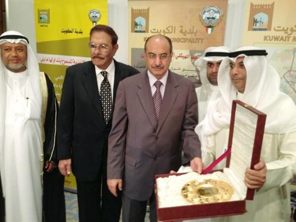 عبد المحسن ابا الخيل يهدي درشيد الحمد درعا تذكارية