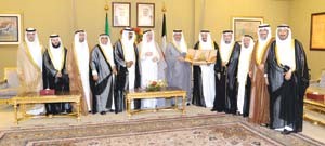 سمو رئيس الوزراء الشيخ جابر المبارك خلال استقباله اعضاء مبرة العوازم الخيرية