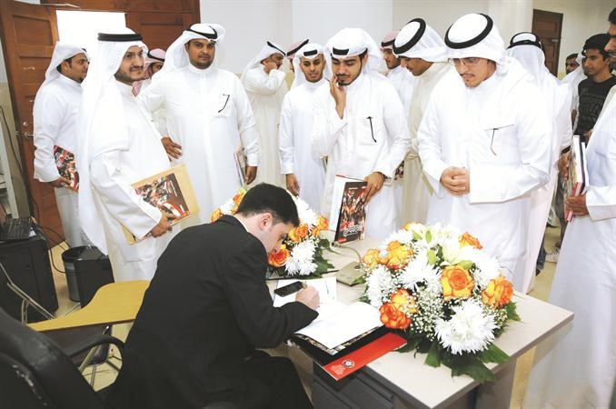 الزميل محمد الحسيني يوقع كتابه على دروب الربيع لطلاب الاعلام