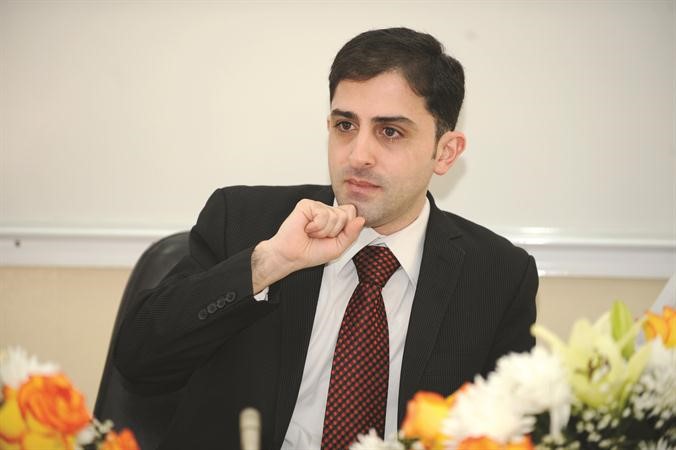 مدير التحرير الزميل محمد الحسيني محاضرا امام طلبة قسم الاعلام بجامعة الكويت