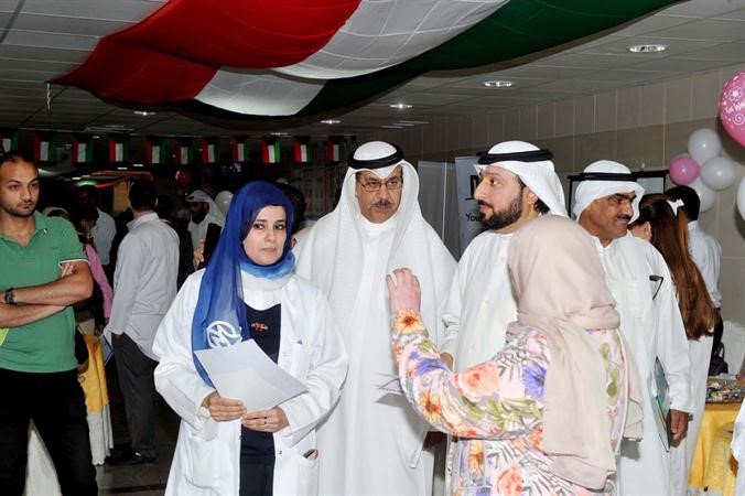 دخالد العبد الغني يستمع لشرح عن الفحوصات بالمعرض مع رئيسة المركز﻿