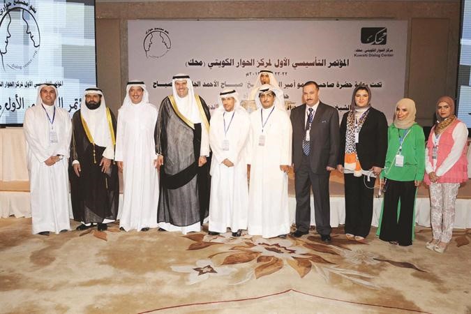 الشيخ سلمان الحمود و ديوسف الابراهيم مع فريق عمل محك﻿