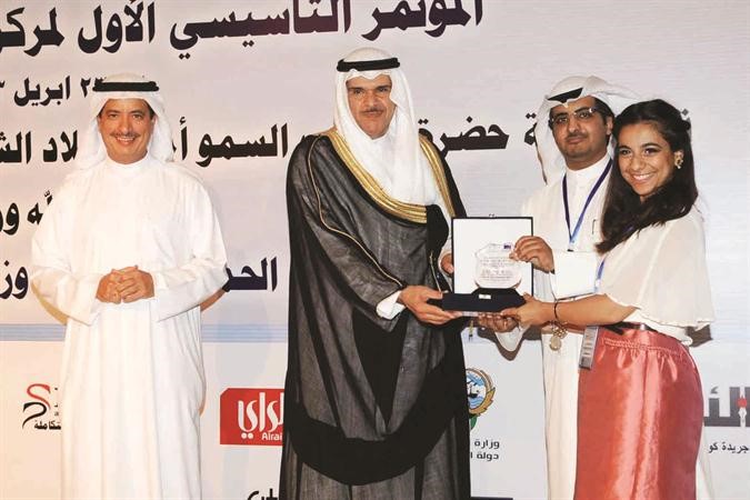 هيا الرفاعي تتسلم تكريمها﻿