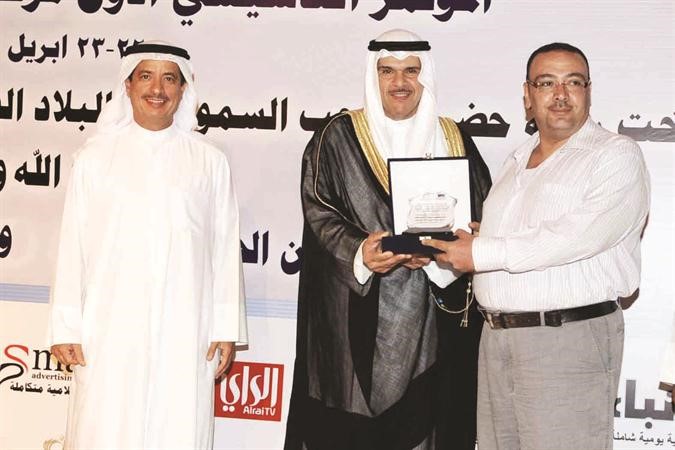 تكريم الانباء يتسلمه الزميل اسامة دياب 	متين غوزال﻿
