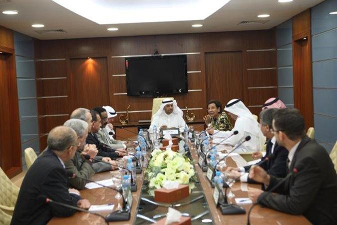 دنايف الحجرف ودموضي الحمود خلال الاجتماع في مقر الجامعة العربية المفتوحة