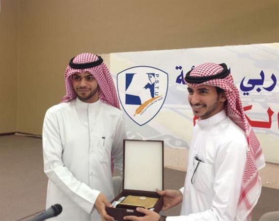 العفيصان مكرما احد الشعراء 