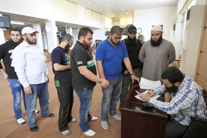 مجموعة من الشباب السني يقدم طلبات للجهاد في سورية في القصير بعد دعوة الشيخ احمد الاسير اب