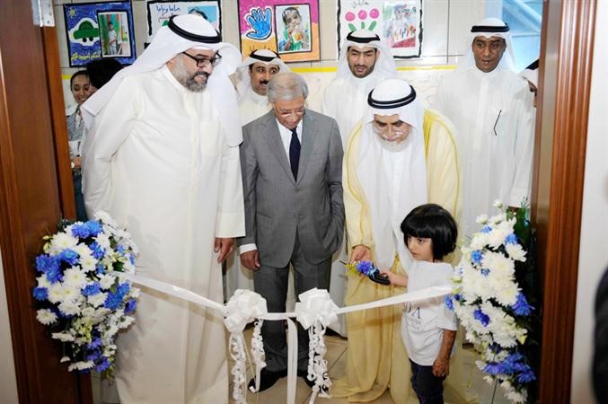  دعبدالمحسن الخرافي يقص شريط افتتاح المركز هاني عبدالله