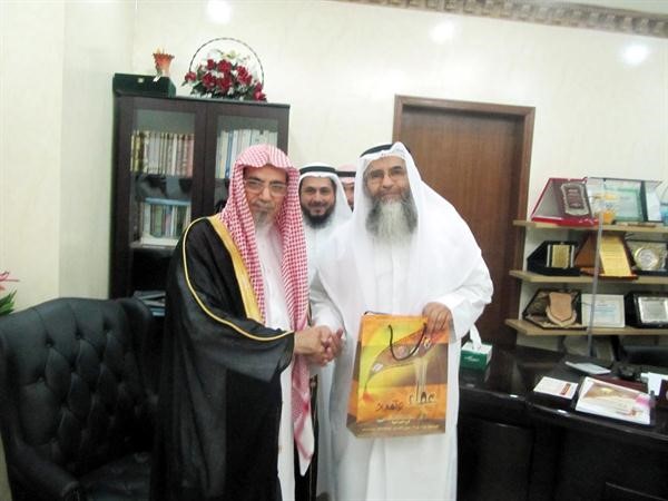  علي الوصيص يقدم بعض اصدارات اللجنة لصالح بن حميد﻿