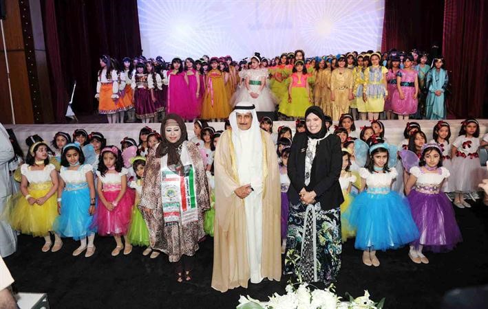 الشيخ د ابراهيم الدعيج ومنى الصلال مع عدد من طالبات المدرسة﻿