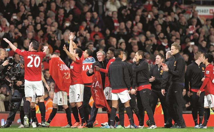 فرحة مدرب ولاعبي مان يونايتد بالفوز على استون فيلا وحسم لقب الدوري الانجليزي رويترز