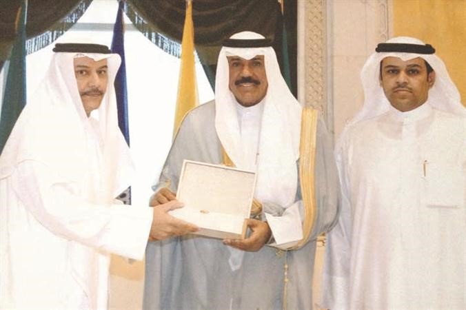 سمو ولي العهد يتسلم نسخة الجوهرة من المخرج ابراهيم المانع﻿