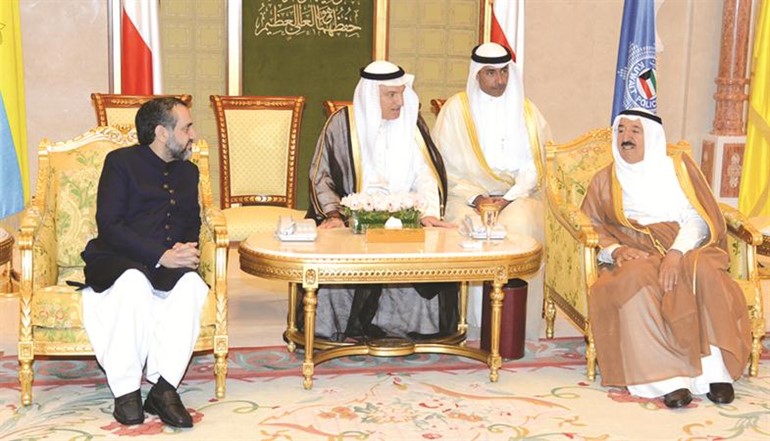 صاحب السمو الامير الشيخ صباح الاحمد مستقبلا السفير الباكستاني سيد ابرار حسين