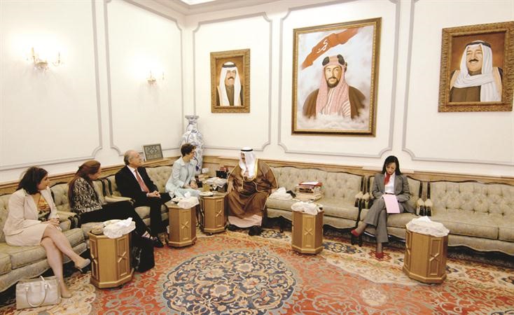 سمو الشيخ ناصر المحمد خلال استقباله جاين فريزر﻿