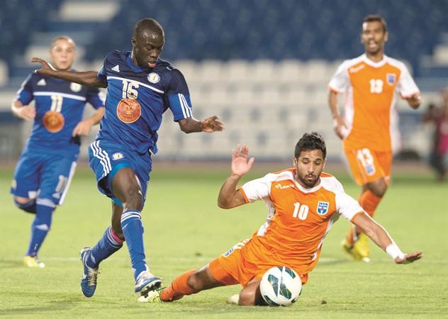 مدافع كاظمة طلال فاضل يتعثر قبل الوصول الى الكرة	الازرقكوم﻿