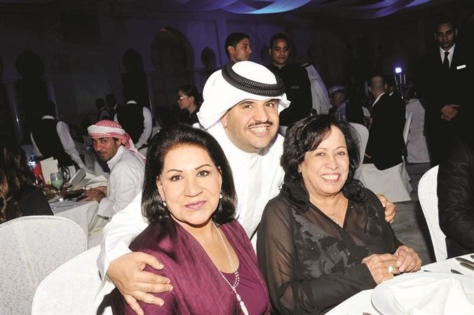 الشيخ دعيج الخليفة وام طلال وام سوزان وابتسامة لعدسة الانباء﻿