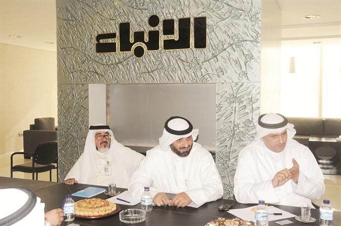 دمفرح الرشيدي متحدثا واصغاء من دعبدالله العنزي والزميل يوسف عبدالرحمن