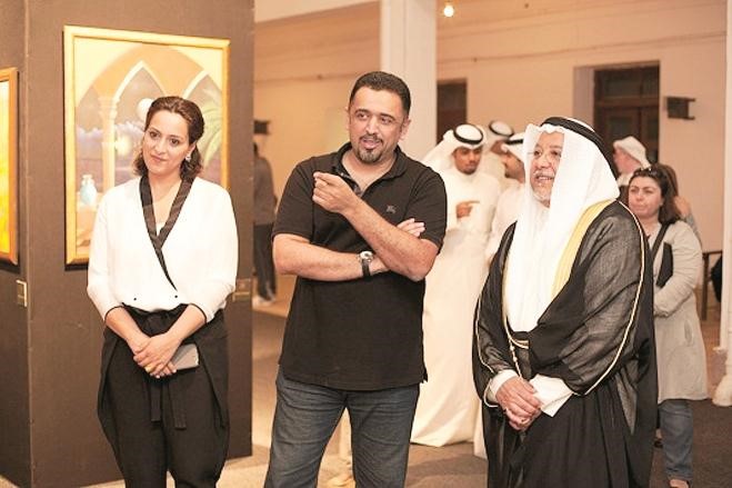 عبدالله الجيران يقدم شرحا عن محتويات المعرض للشيخ علي الجراح﻿