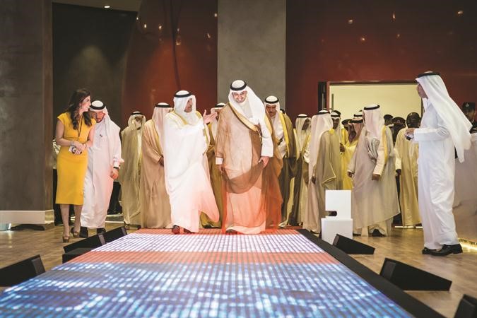 الشيخ محمد العبدالله خلال جولته في مبنى الوطنية للاتصالات الجديد﻿