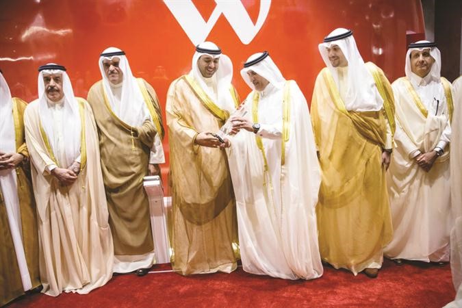 العبدالله متسلما مجسما لمبنىالوطنية للاتصالات من الشيخ عبدالله ال ثاني بحضور عدد من الوزراء﻿