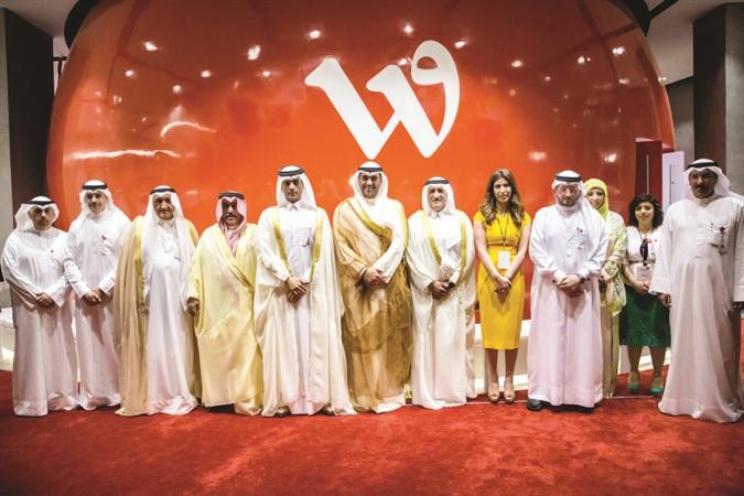 الشيخ عبدالله ال ثاني متوسطا قيادات الوطنية للاتصالات في لقطة جماعية عقب حفل التدشين 		هاني عبدالله﻿