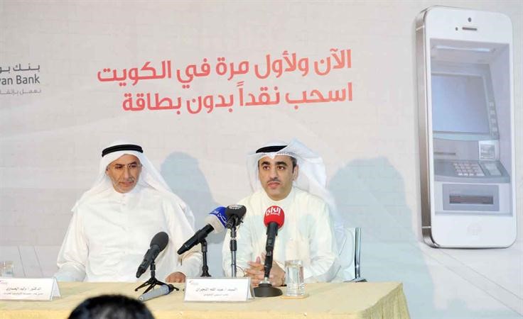 عبدالله النجران التويجري ووليد عيسى الحساوي خلال المؤتمر الصحافي﻿