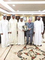 جاسم الخرافي يكرم الدروبي ويبدو مرزوق الخرافي ومحسام الخرافي ومبدر الخرافي