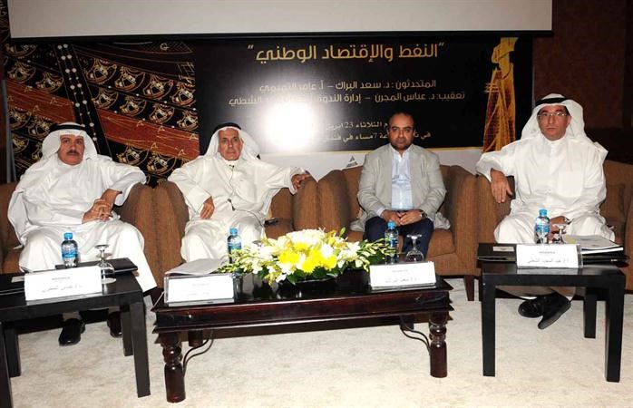 عبدالمجيد الشطي ودسعد البراك وعامر التميمي ودعباس المجرن خلال الندوة 
